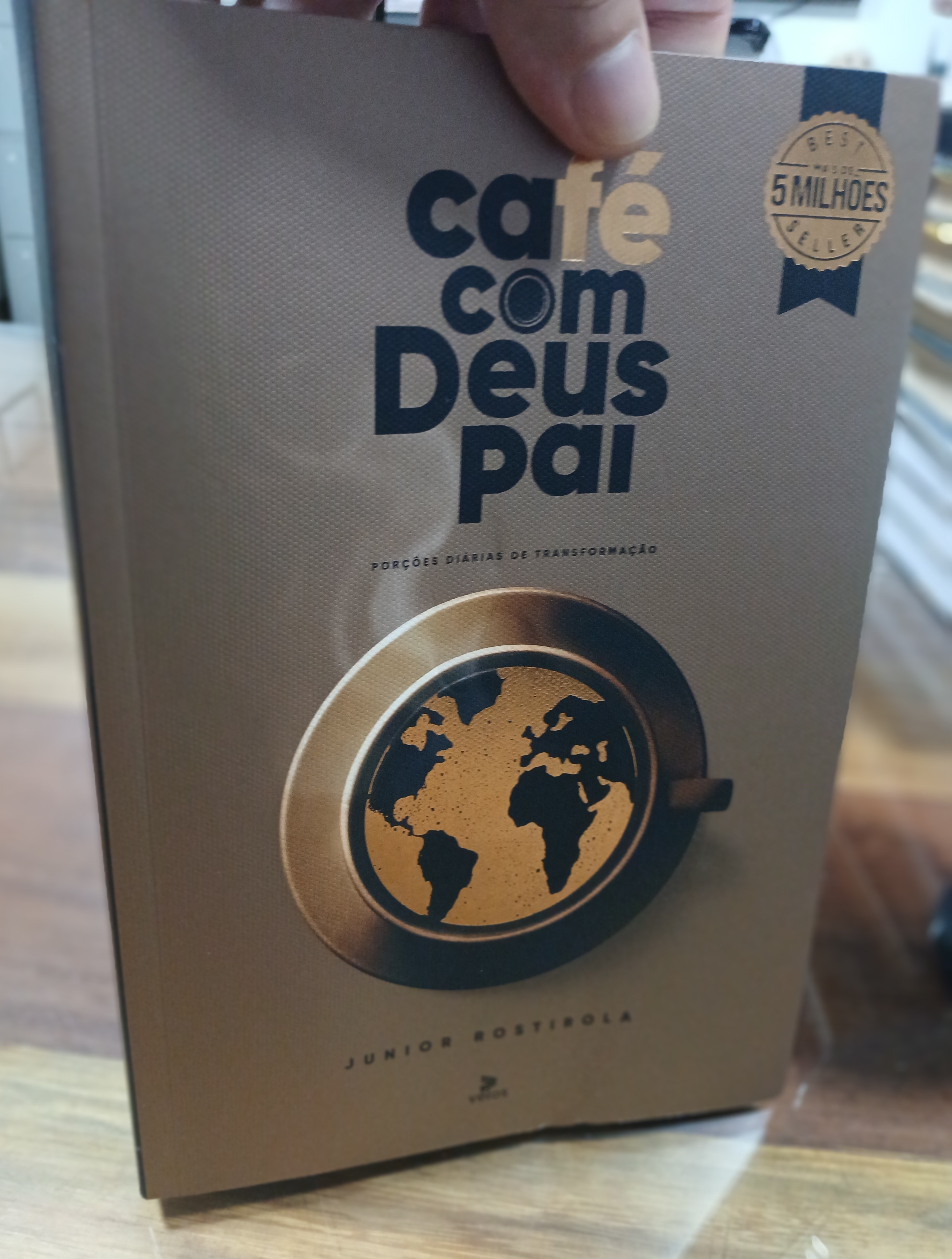 Capa de Café com Deus Pai, 2025 - Junior Rostirola - Velos