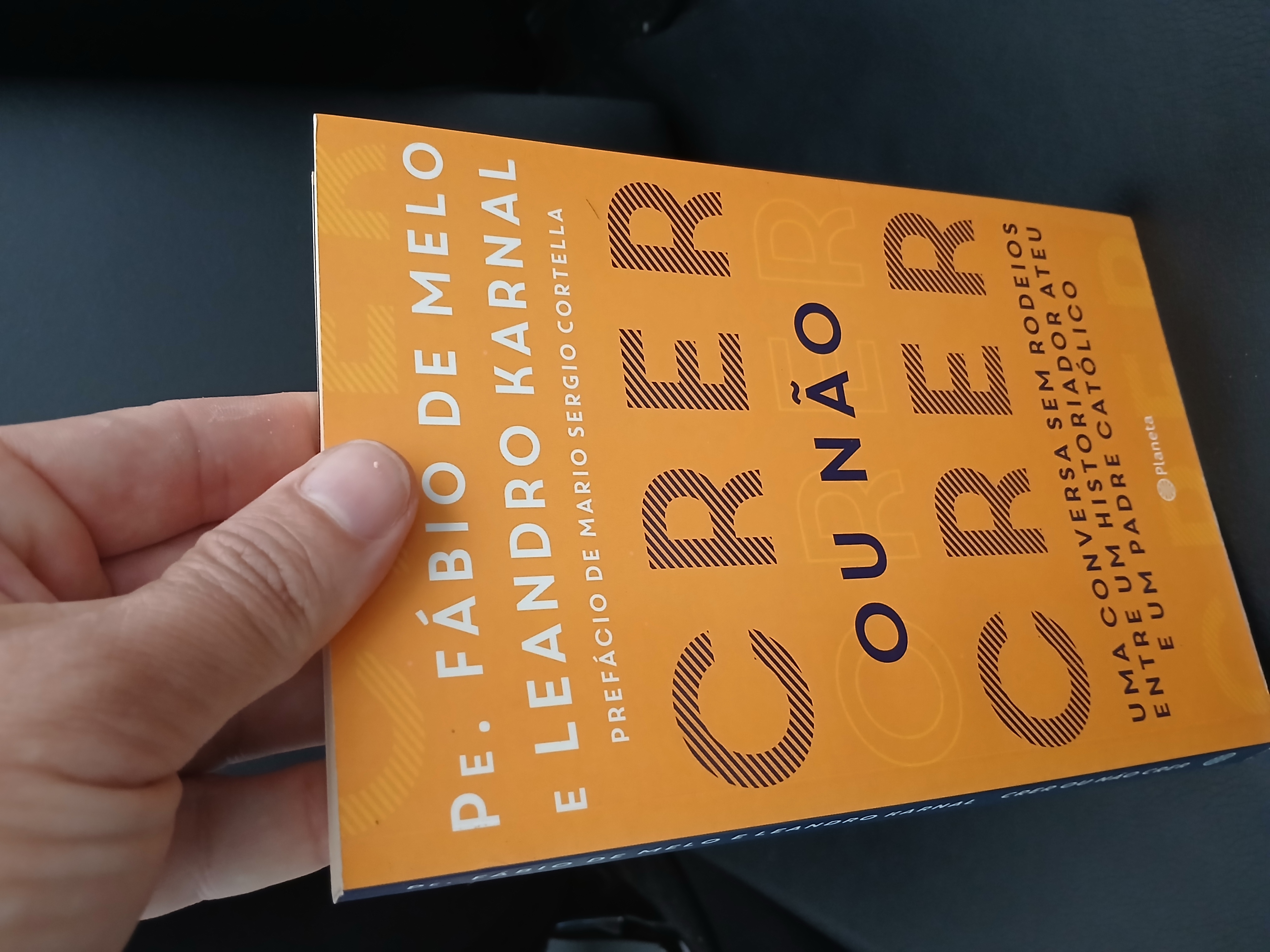 Capa de Crer ou não crer, Padre Fábio de Melo e Leandro Karnal - Uma conversa sem rodeios entre um historiador ateu e um padre católico - Editora Planeta - em ótimo estado 